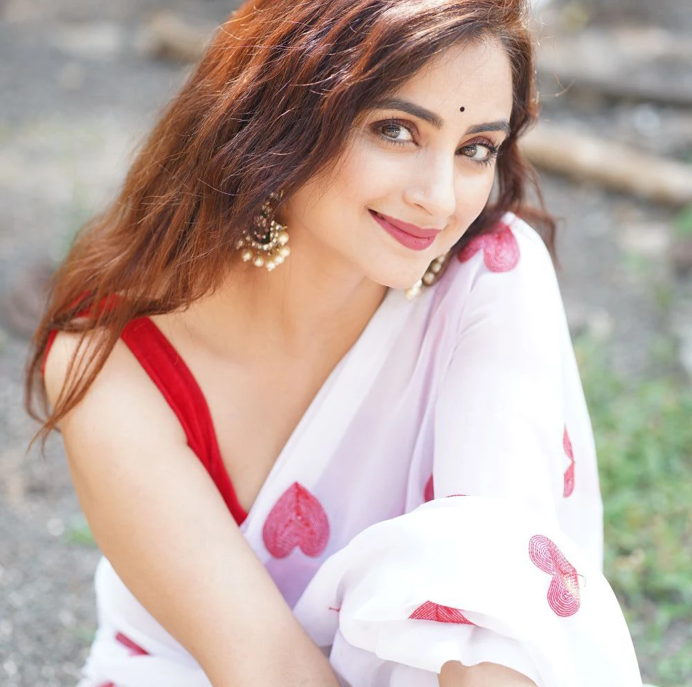 Madirakshi Mundle Biography