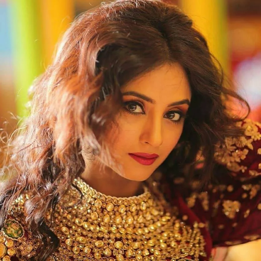 Madirakshi Mundle Personal Life