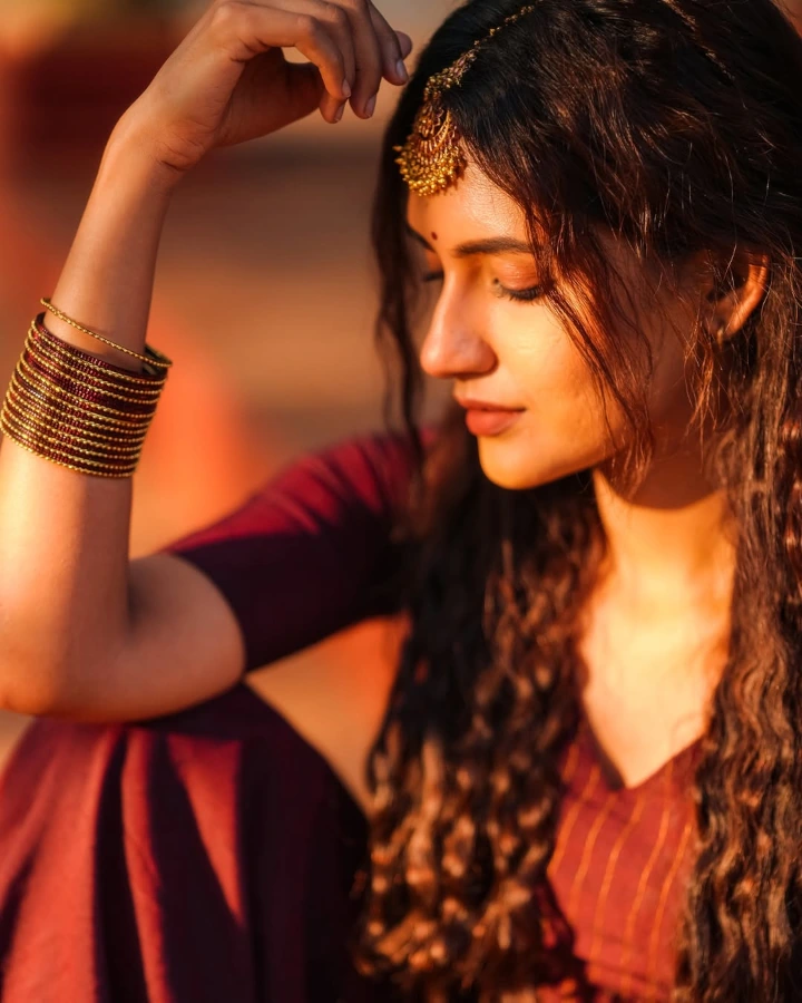 Nivaashiyni Krishnan Hottest Image