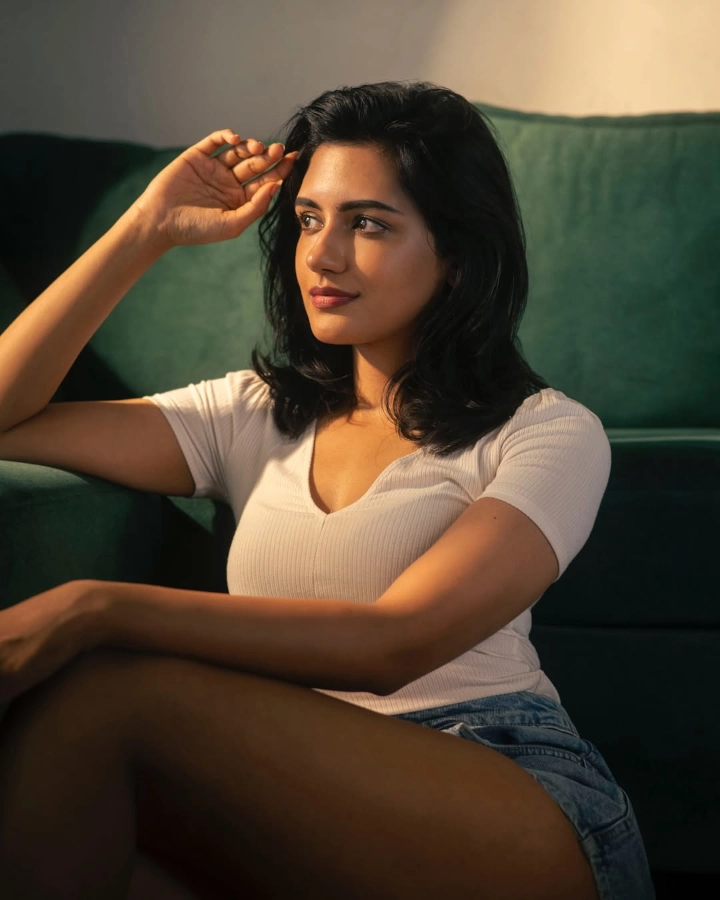 Nivaashiyni Krishnan Latest Images