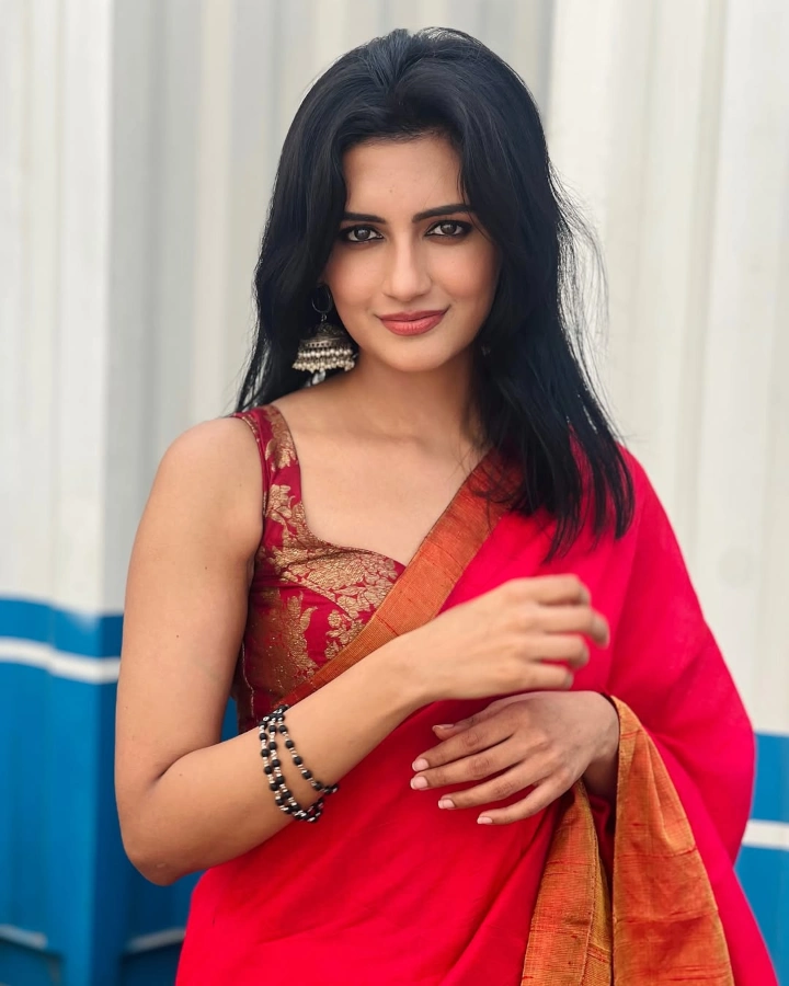 Nivaashiyni Krishnan in Saree
