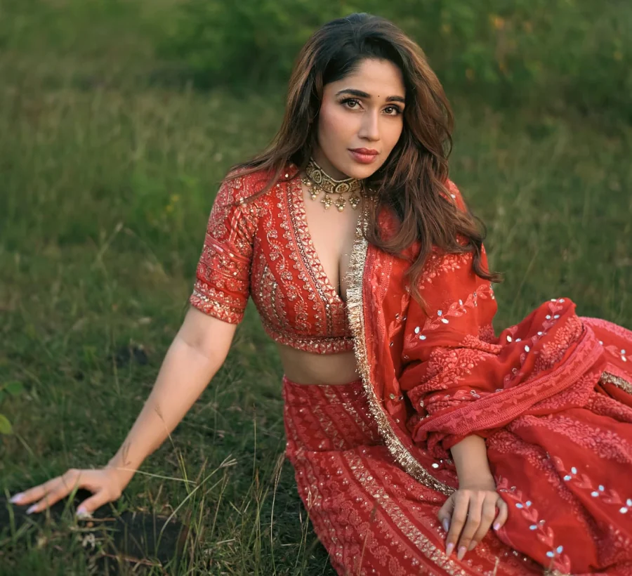 Purniemaa Dey as Adhira Rajwade in Veen Doghatli Hi Tutena