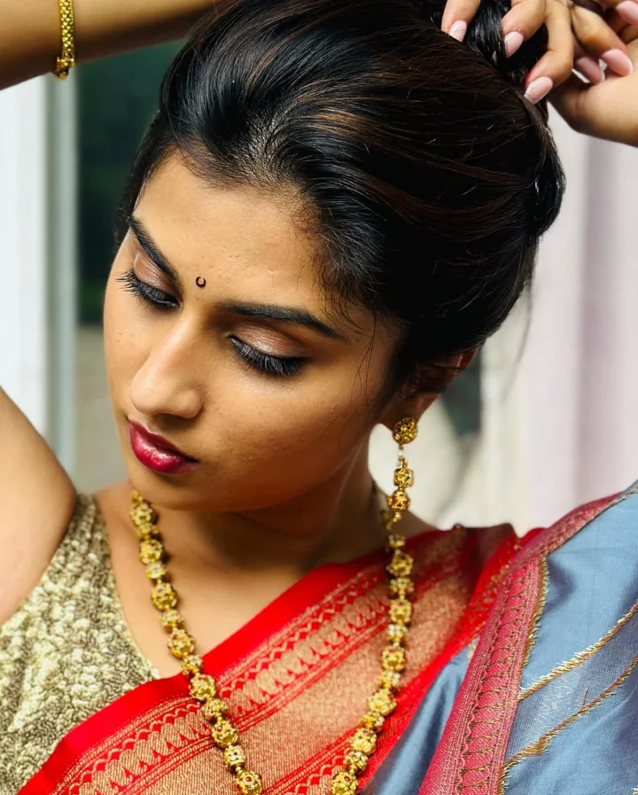 Rasika Wakharkar in Pirticha Vanva Uri Petla