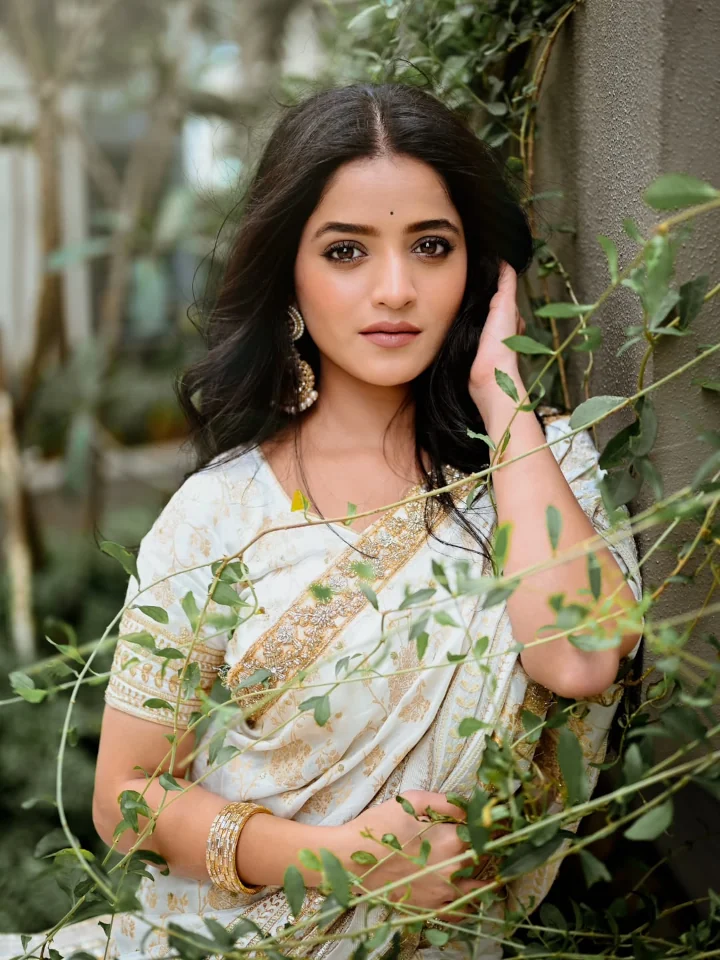 Sharayu Sonawane as Paaru in Paaru