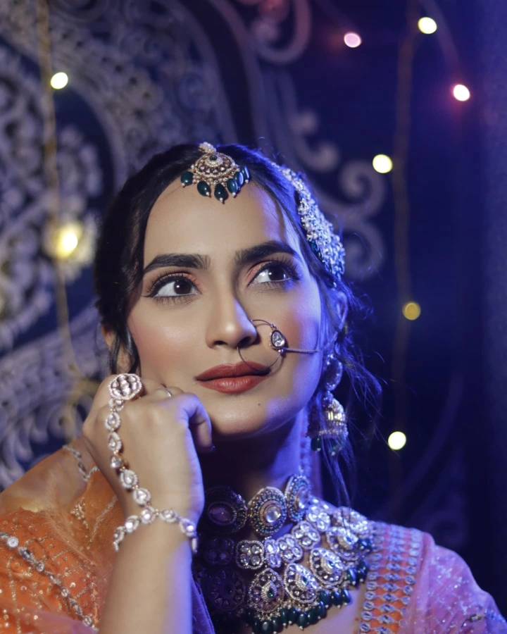 Aetashaa Sansgiri's Cute Pose for Image