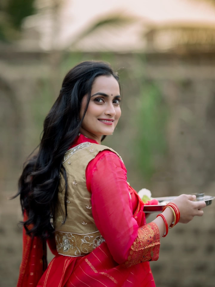 Aetashaa Sansgiri's beautiful back