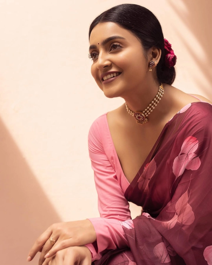 Avantika Mishra Looking Stunningly Gorgeous During Ganesh Festival