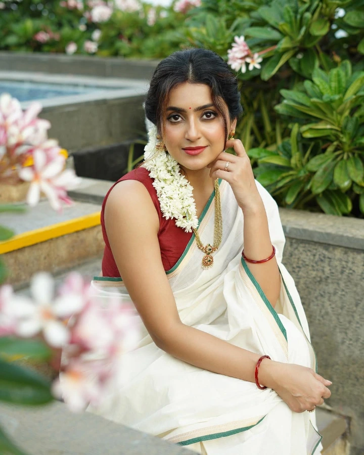 Avantika Mishra looking Cute in Saree