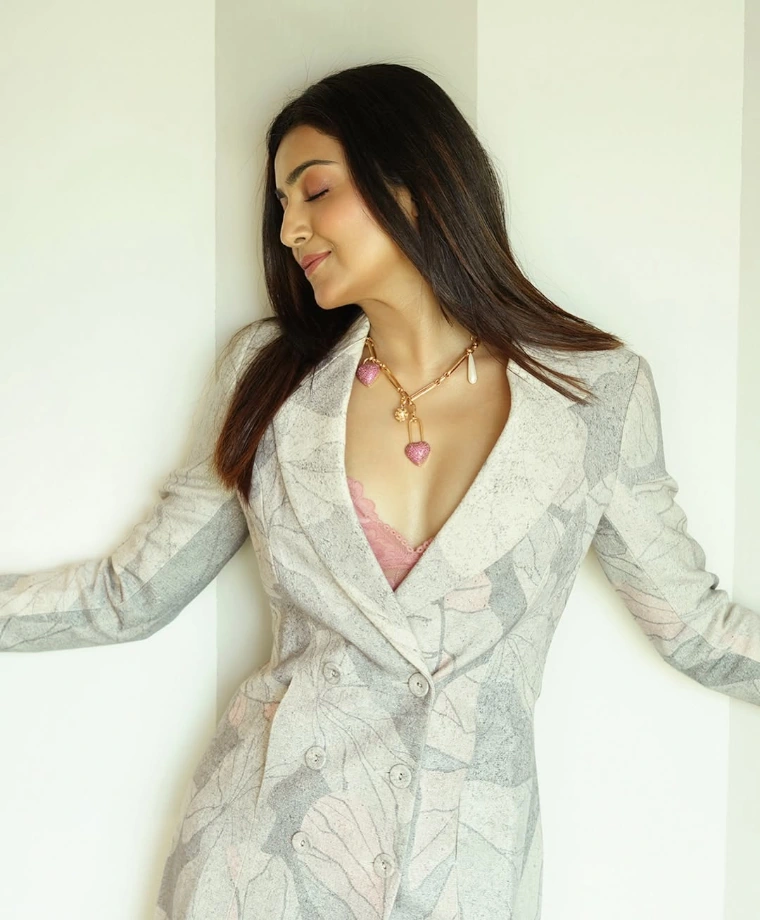 Avantika Mishra's Hot Cleavage