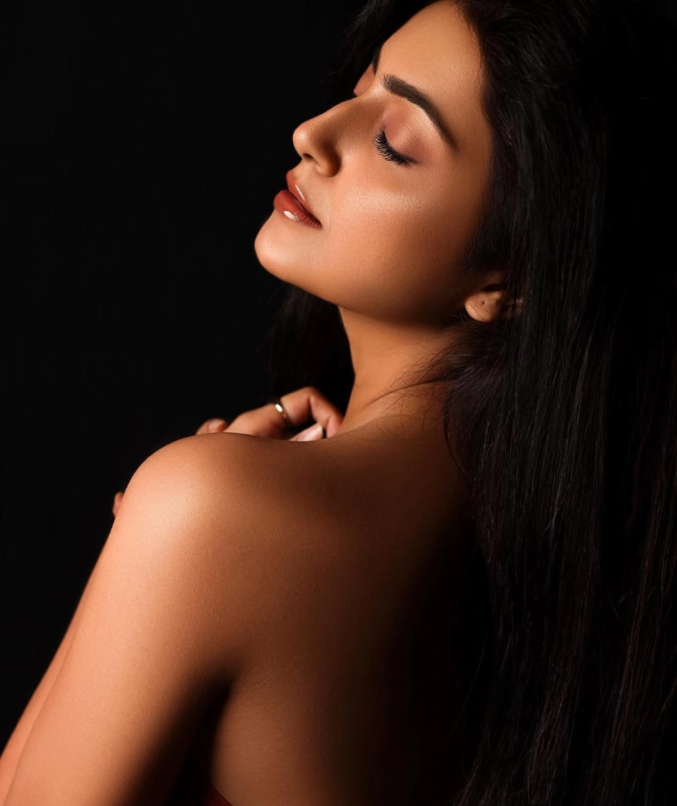 Avantika Mishra's Latest Beautiful Backless Image