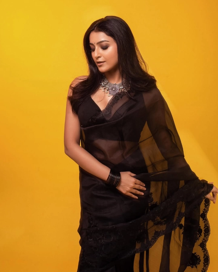 Avantika Mishra's Lovely Black Saree