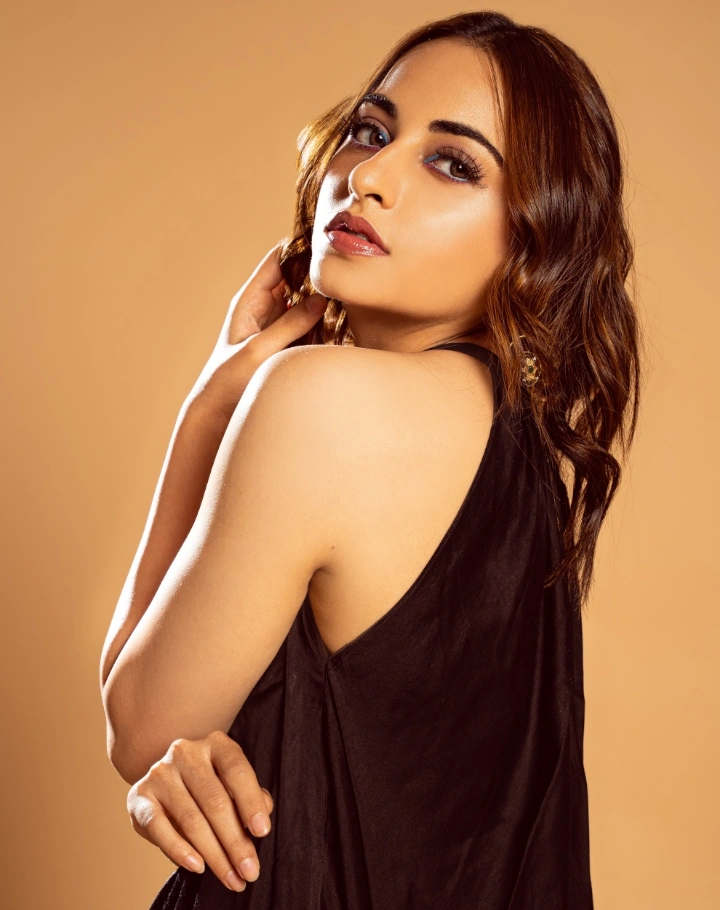 Niyati Fatnani has beautiful Dark Brown eyes