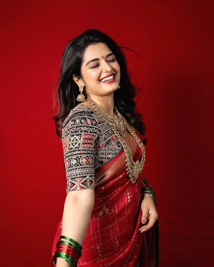 Priyanka Jain in Hot Saree Image