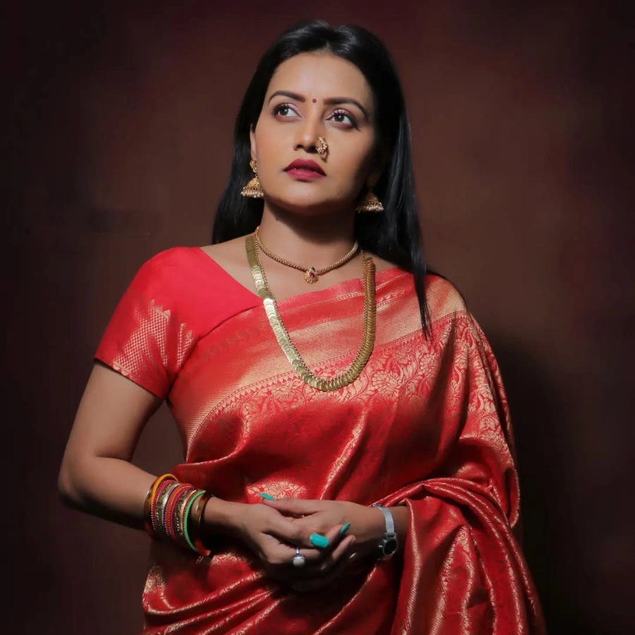 Sonali Patil is also very fond of imitation jewellery and shoes