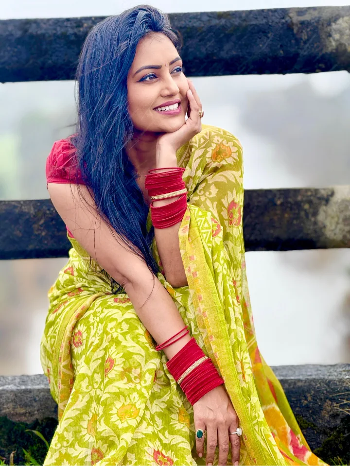 Sonali Patil's Cute Pose for Image