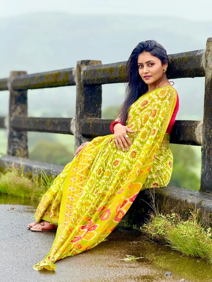 Sonali Patil's Hottest Looks