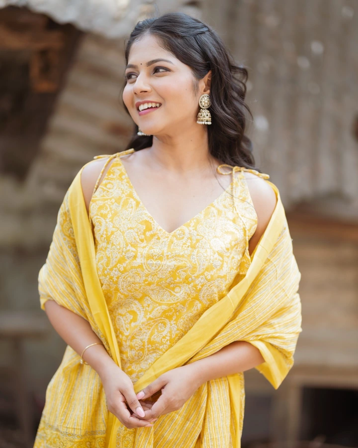 Vijaya Babar is fluent in Marathi, Hindi & English languages