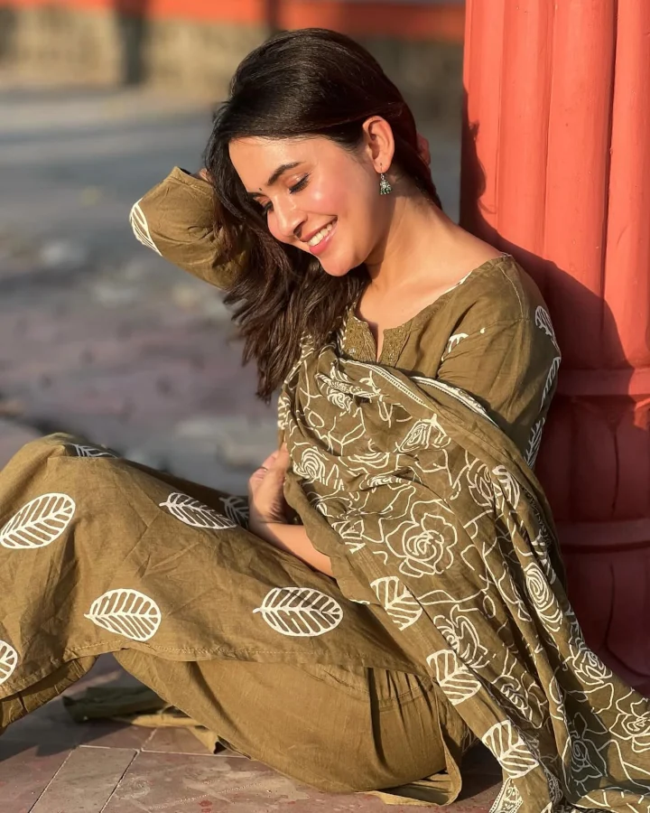 Anushka Sarkate is fluent in Marthi, Hindi & English languages