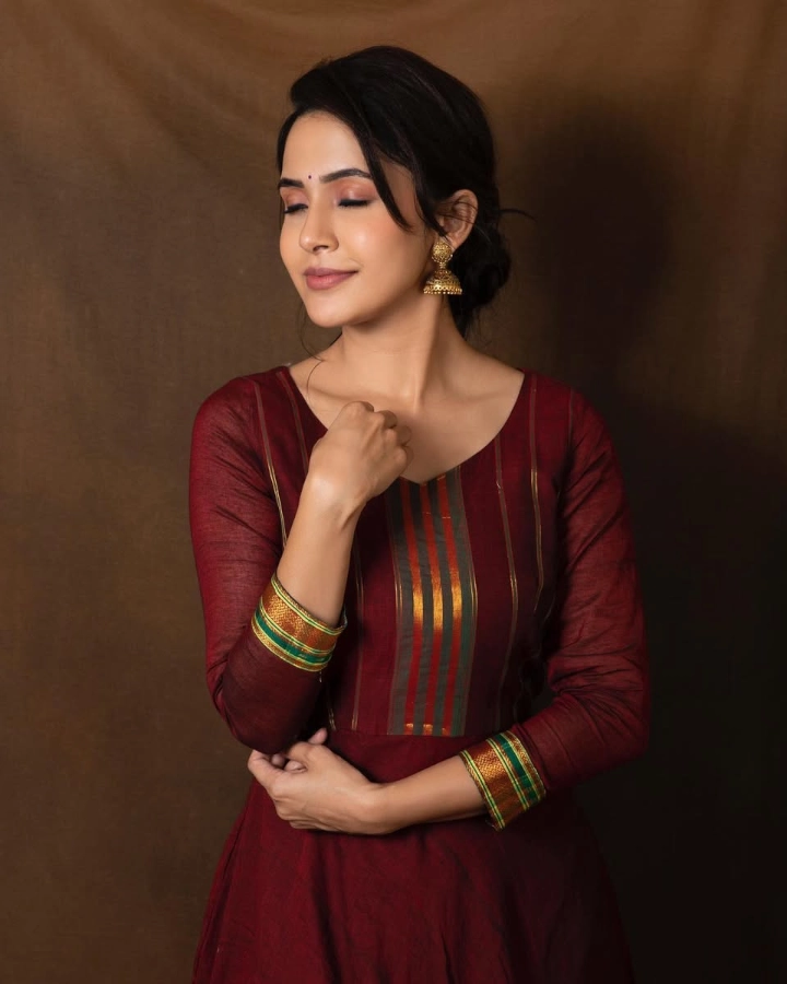 Anushka Sarkate looking beautiful in Salwar Kameez