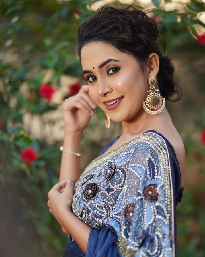 Anushka Sarkate's Beautiful Back Image