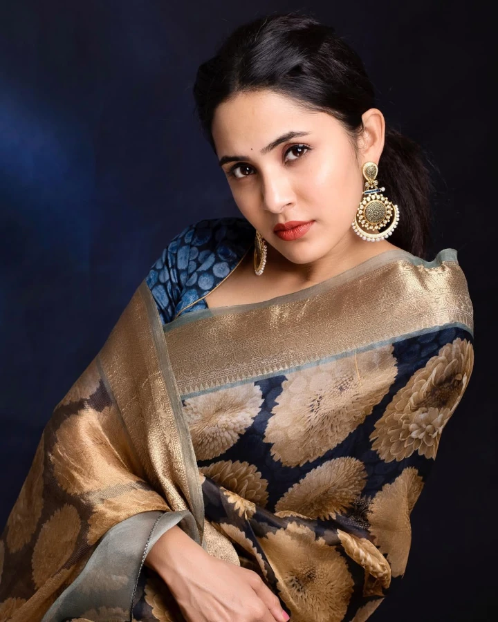 Anushka Sarkate's Fabulous Looks