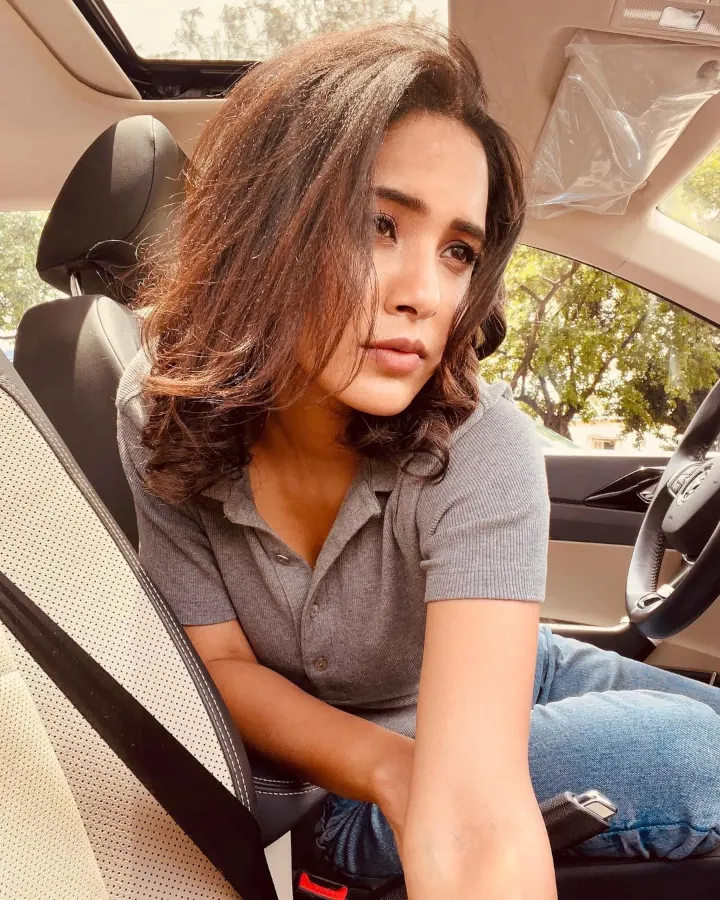 Anushka Sarkate's Gorgeous Looks