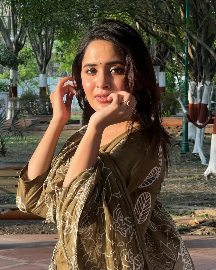 Anushka Sarkate's Pretty Looks