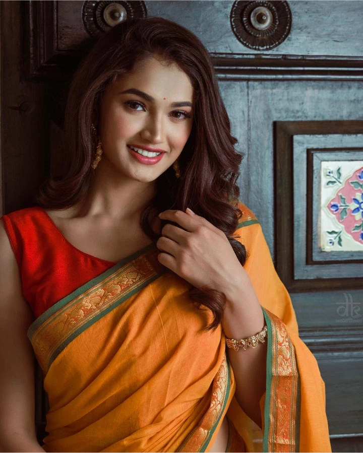 Reeshma Nanaiah looking Cute in Saree