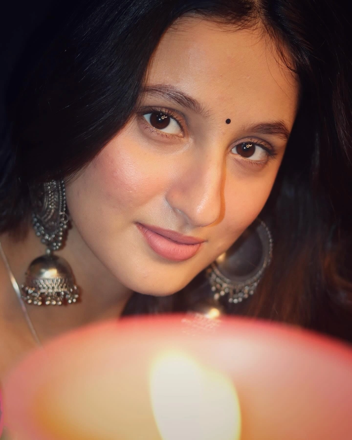 Samridhi Puri has beautiful Dark Brown eyes