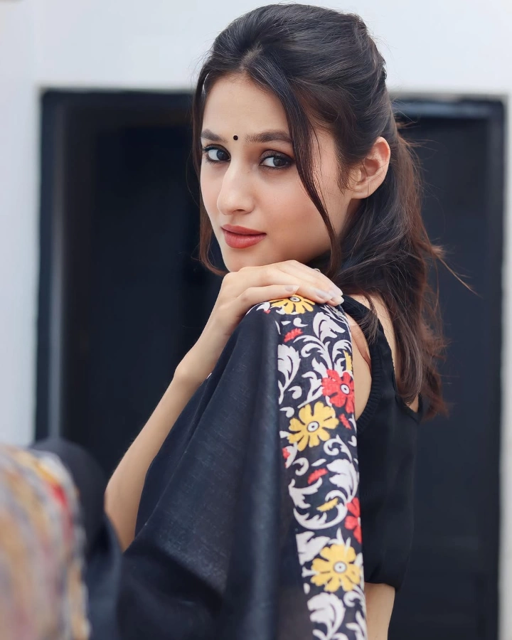 Samridhi Puri looking Cute in Saree