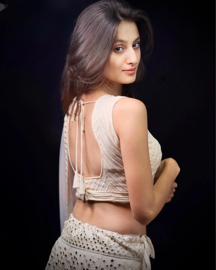 Samridhi Puri's Beautiful Back Image