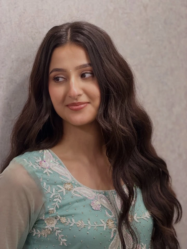 Samridhi Puri's Long Hair