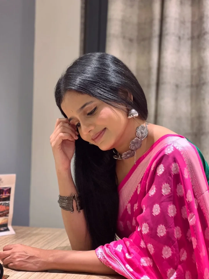 Sharvari Jog in Jau Nako Dur... Baba