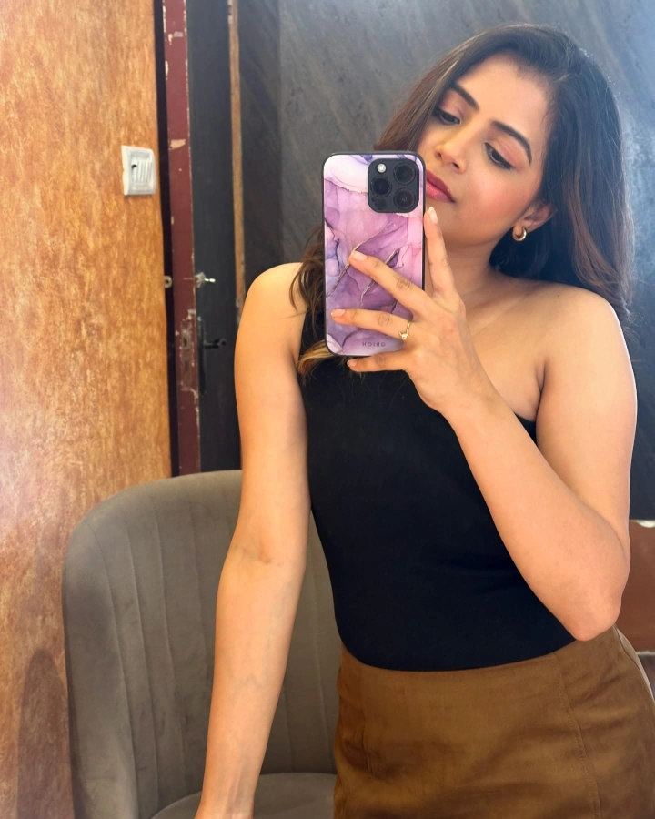 Tanvi Mundle Taking a Selfie