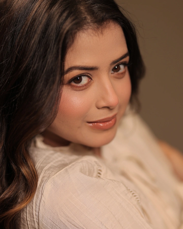 Tanvi Mundle in Housemates