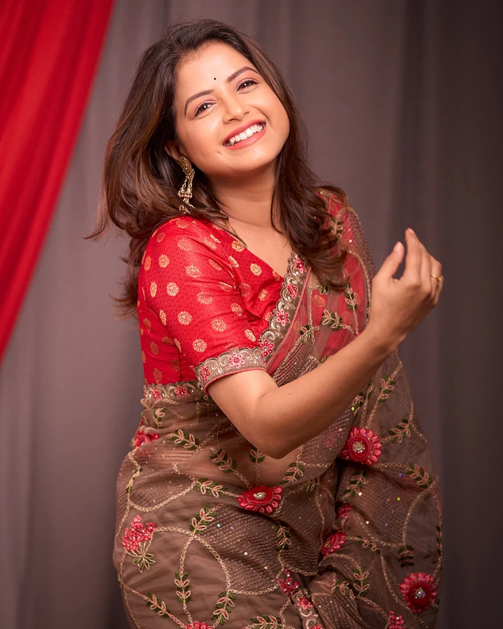 Tanvi Mundle's Husband's name is Prakash Mundle