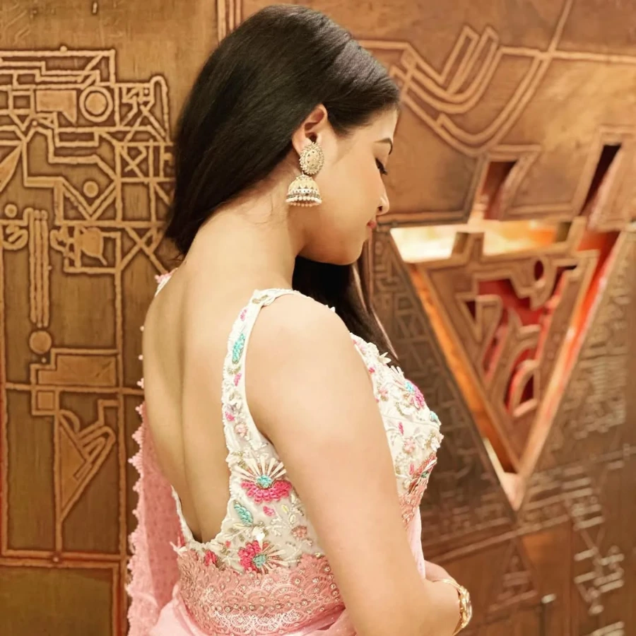 Tanvi Mundle's beautiful back