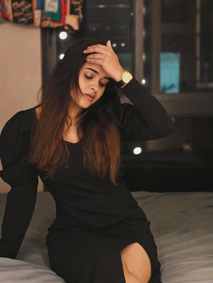 Chinmayee Salvi's Beautiful Thighs