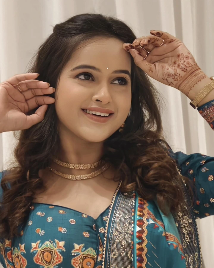 Chinmayee Salvi's Cute Pose for Image