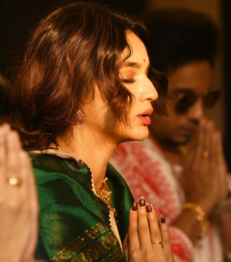 Nandini Dutta Looking Stunningly Gorgeous During Ganesh Festival
