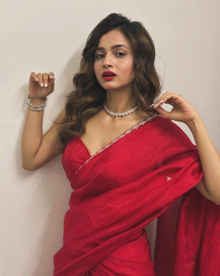 Nandini Dutta's Hot Looks in Indian Attire