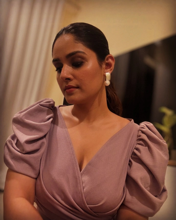 Pallavi Patil's Hot Cleavage