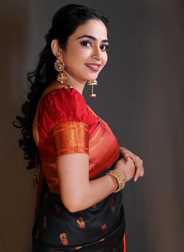 Pratiksha Shivankar in Hot Saree Image