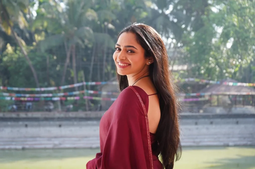 Pratiksha Shivankar's Beautiful Back Image