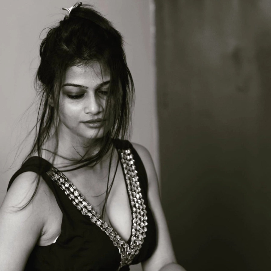 Purva Kaushik's Gorgeous Cleavage