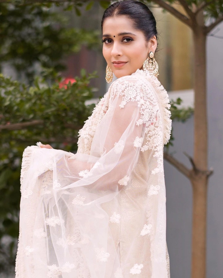 Rashmi Gautam in 30 Rojullo Preminchadam Ela