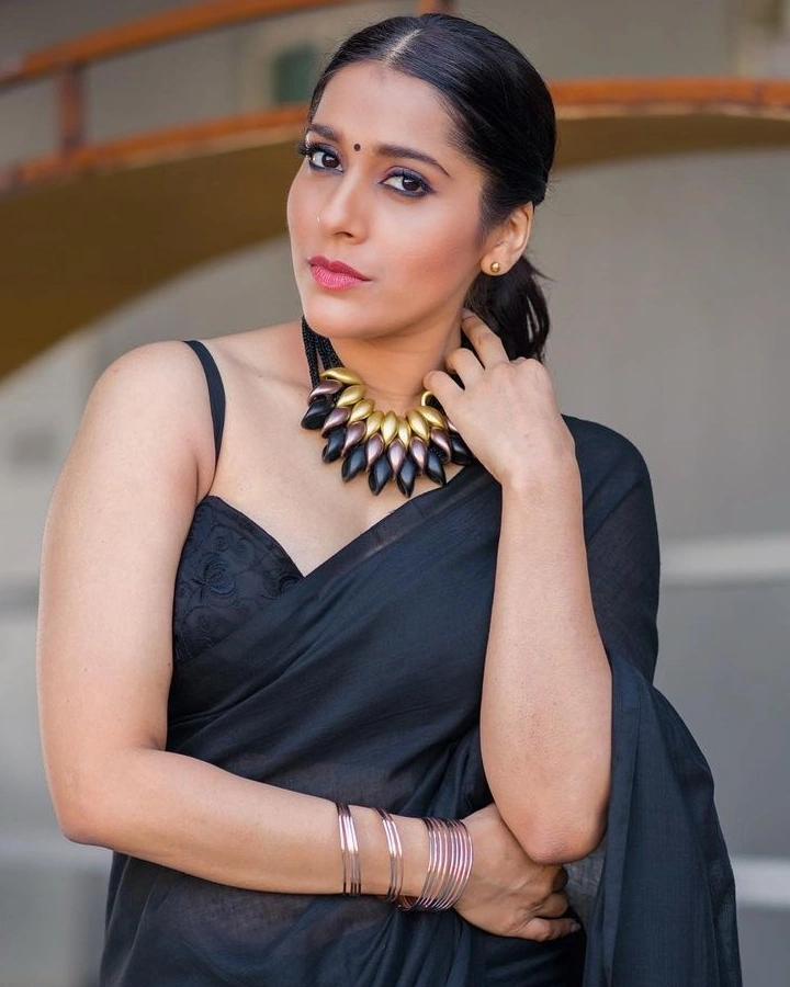 Rashmi Gautam in Beautiful Black Saree