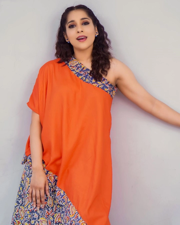 Rashmi Gautam in Bomma Blockbuster