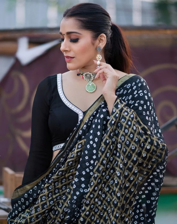 Rashmi Gautam in Guru