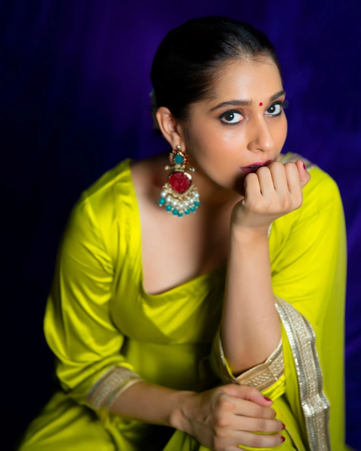 Rashmi Gautam in a Hot Indian Traditional Dress Ever